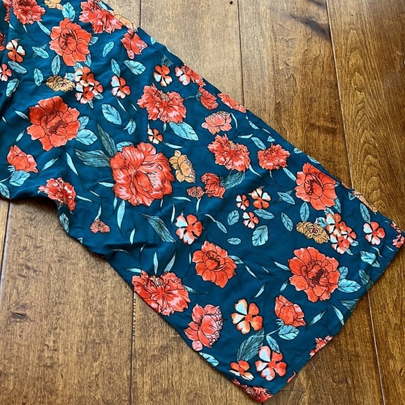 Hayden Los Angles V Neck Floral  kimono style sleeves Blouse Size M - Picture 10 of 10